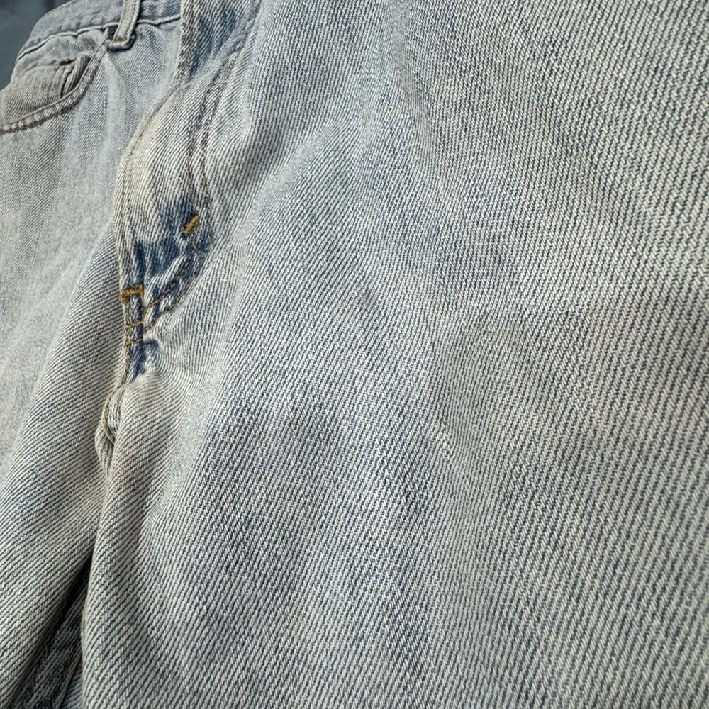 Vintage Levi's Men's Classic Light Blue Straight Jeans - Picture 11 of 16
